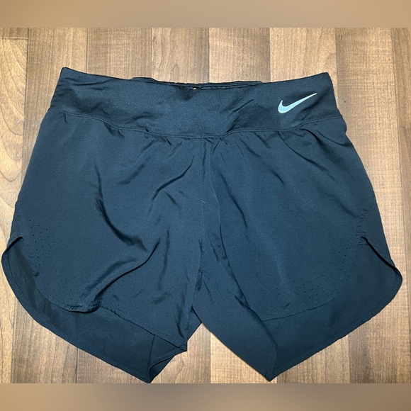 Nike Shorts in Black - Picture 1 of 2